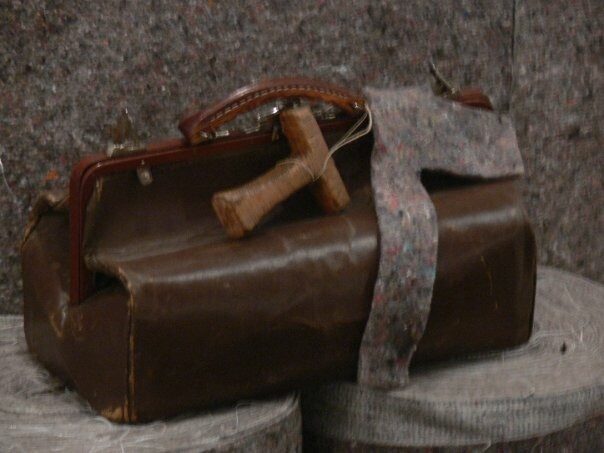 ¿Dónde está el elemento 3? by José Cosme, suitcase and wooden element wrapped in felt