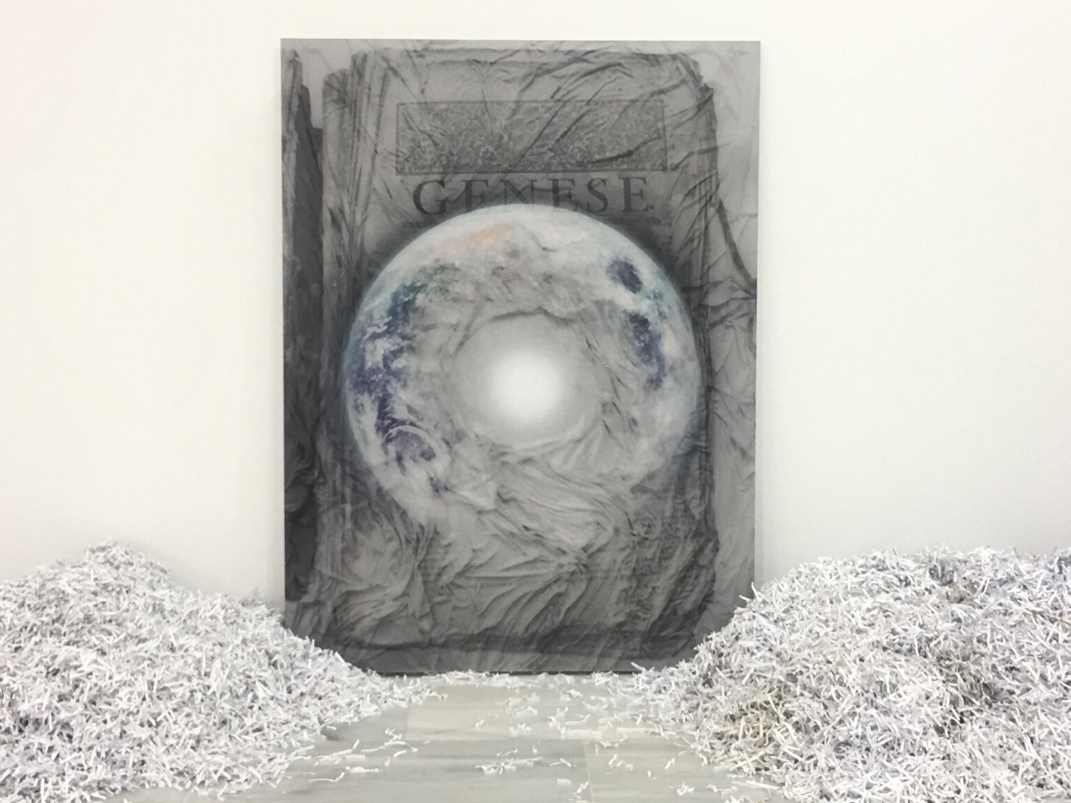 Ser y Huella by José Cosme, Genesis work surrounded by fragmented material