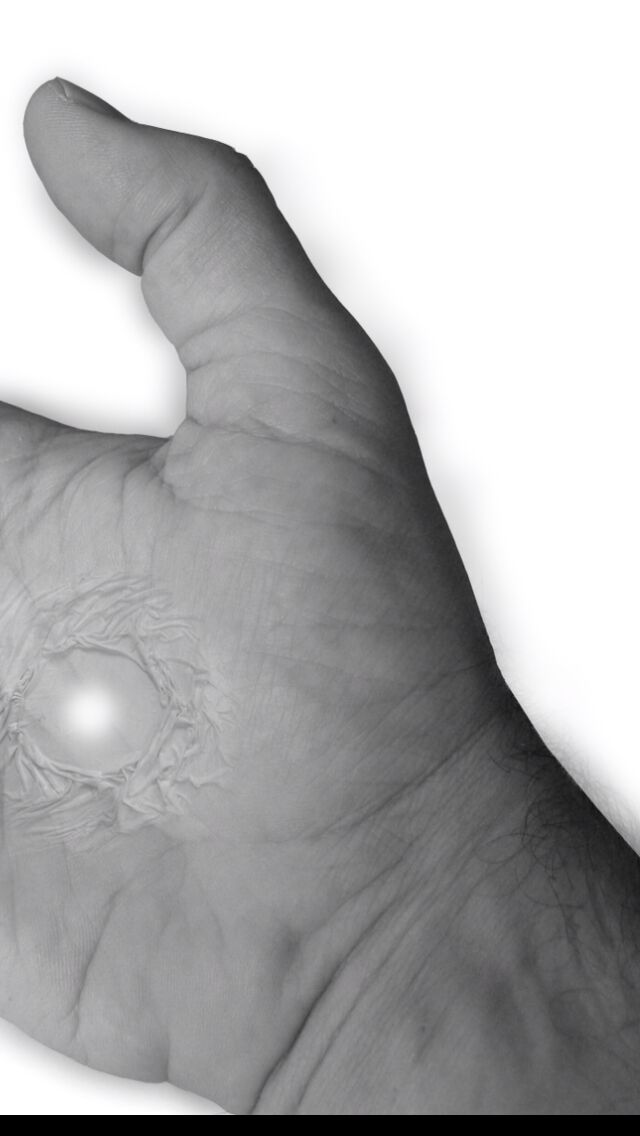 Ser y Huella by José Cosme, hand image marked by a luminous trace