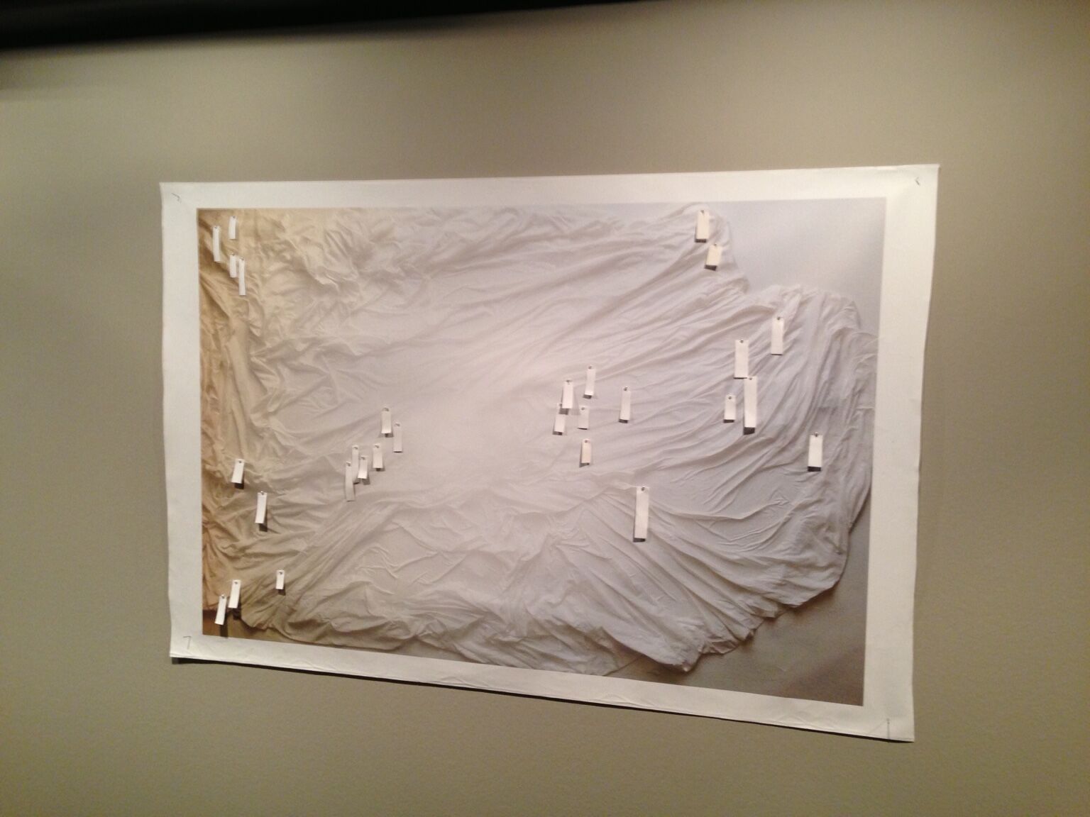 Ser y Huella by José Cosme, white relief with suspended fragments