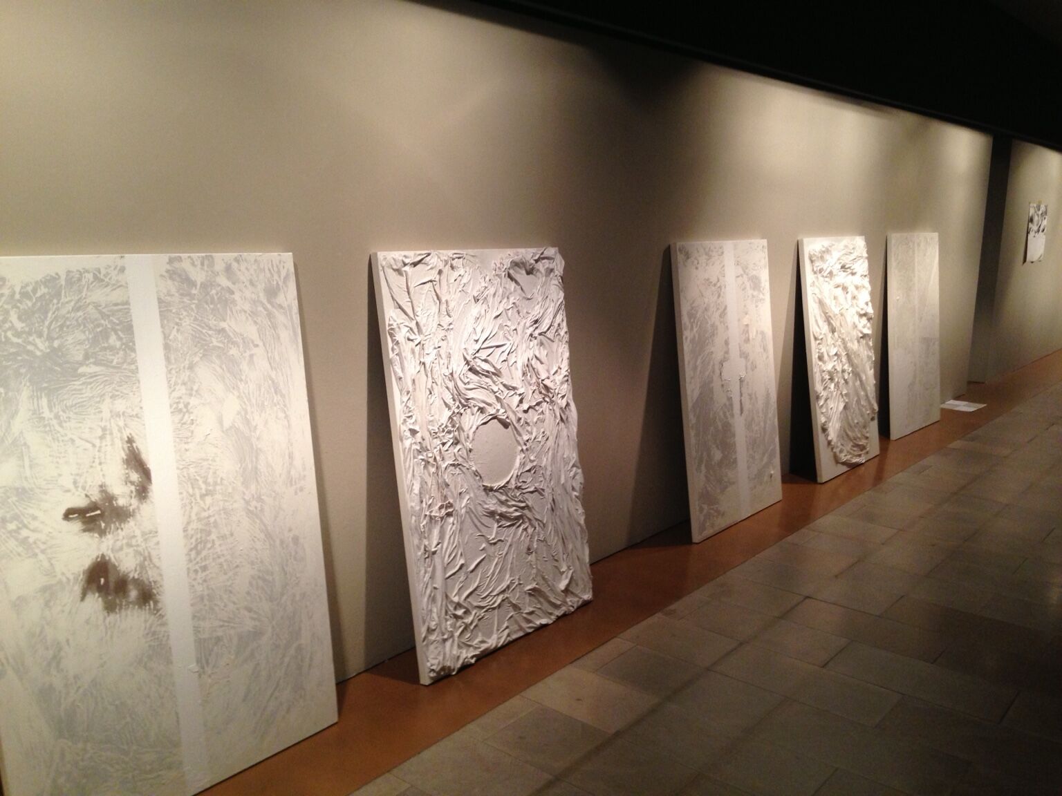 Ser y Huella by José Cosme, sequence of textured works installed at IVAM