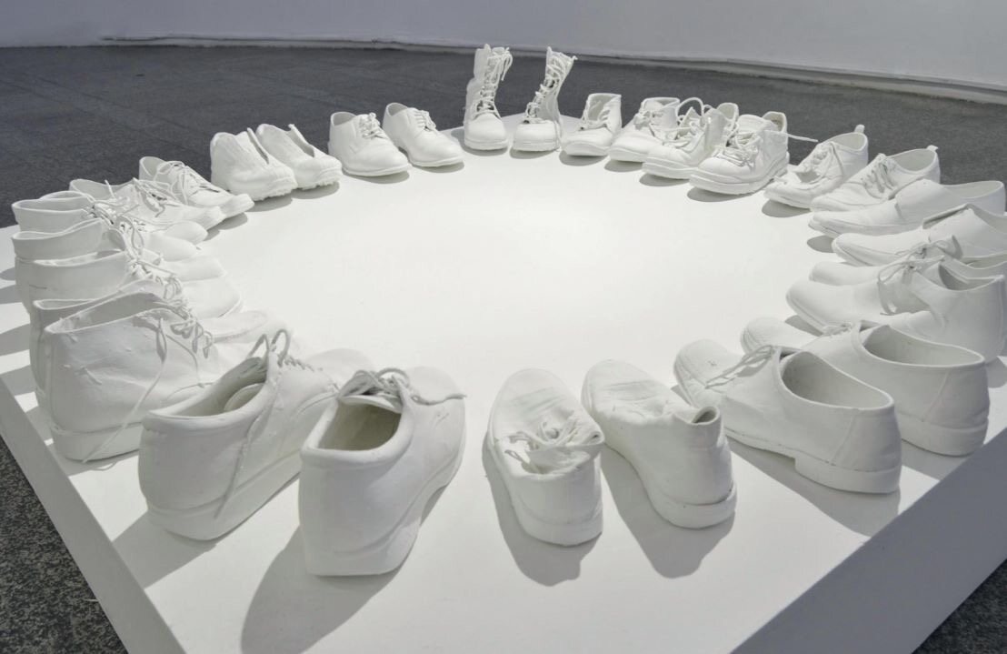 El Todo y la Nada by José Cosme, circular installation of white shoes